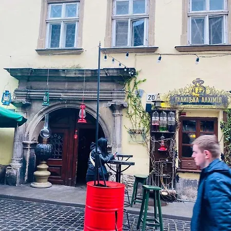 Apartamento вірменська14 центр з балконом не далеко від ж д вокзалу звітні документи *