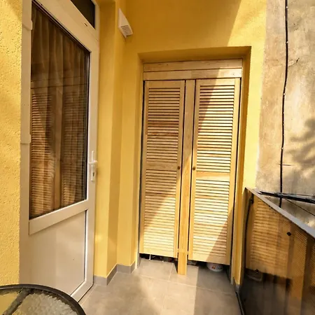 Apartment вірменська14 центр з балконом не далеко від ж д вокзалу звітні документи *