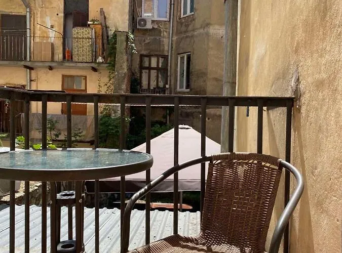 вірменська14 центр з балконом не далеко від ж д вокзалу звітні документи Apartamento